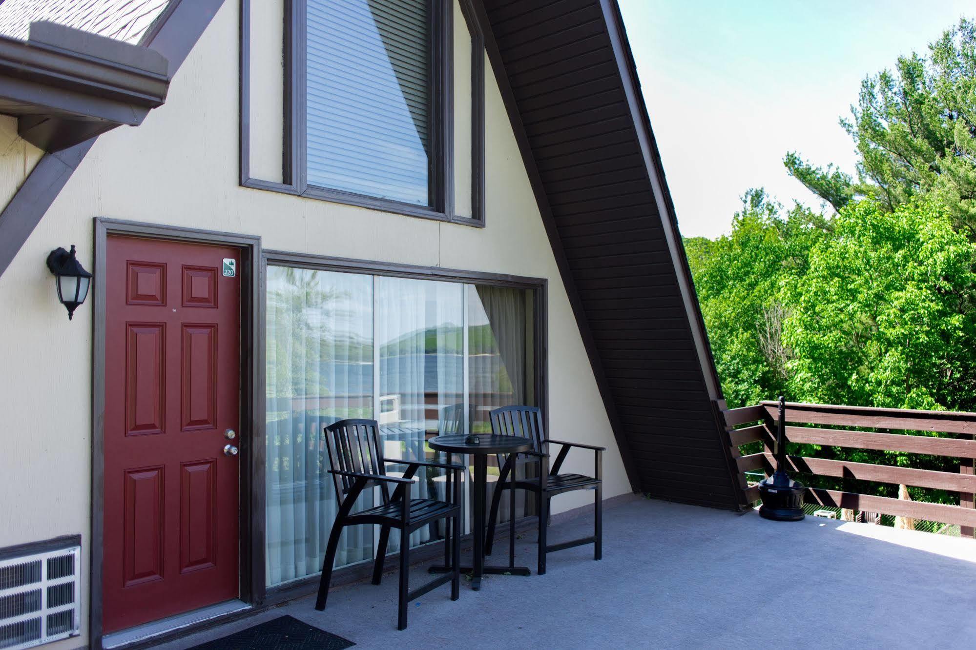 Inn At Deep Creek Oakland ภายนอก รูปภาพ